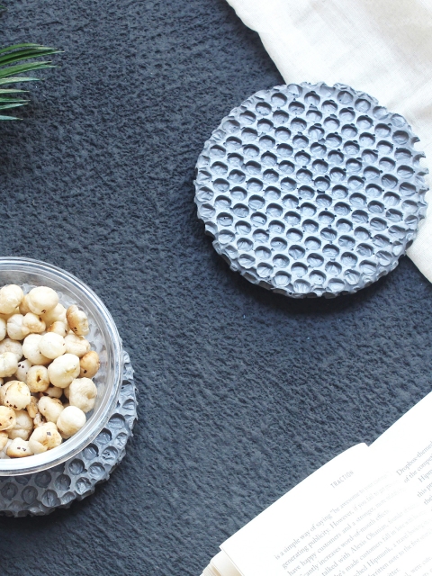 

THOA Charcoal Grey Textured Concrete Trivet