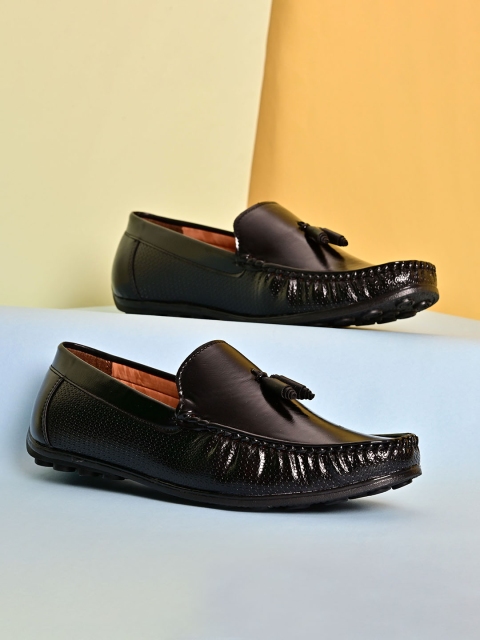 

INVICTUS Men Black Textured Tassel Loafers