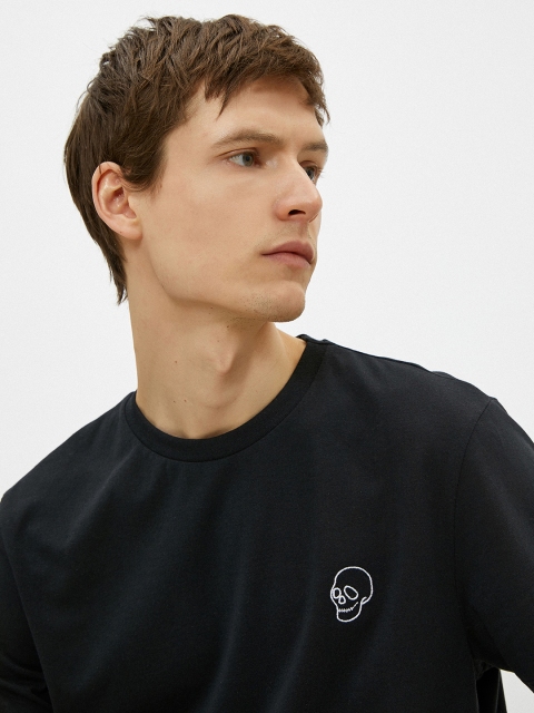 

Koton Men Black Solid Cotton T-shirt