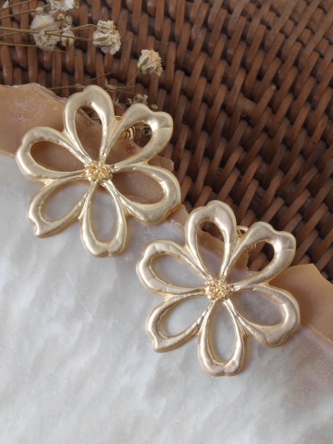 

Ayesha Gold-Toned Floral Studs Earrings