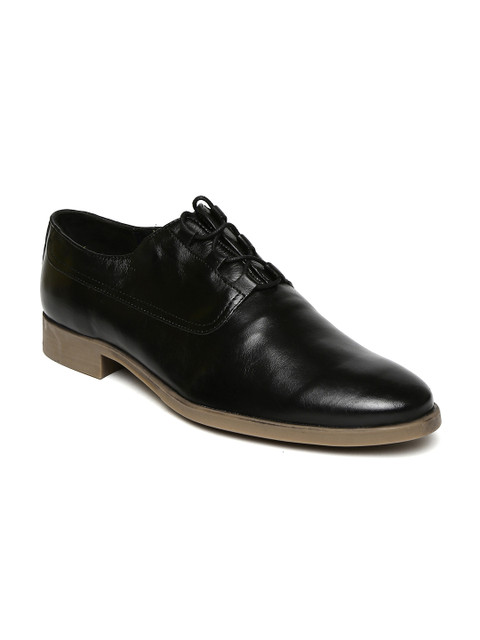 

V Dot Men Black Solid Leather Oxfords