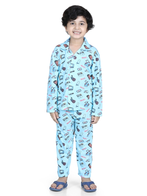 

Aj DEZInES Boys Turquoise Blue & Black Printed Night suit