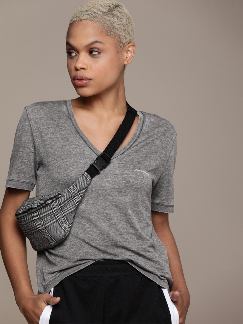 

Calvin Klein Jeans Women Grey Melange V-Neck Boxy T-shirt