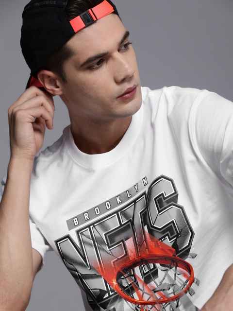 

Nike Men White & Black Loose Fit Brooklyn Nets Courtside Cotton Basket Ball T-shirt