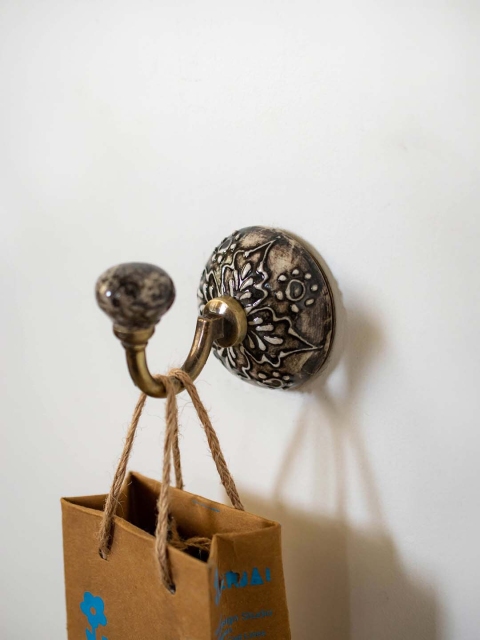 

Neerja Brown Handmade Ceramic Round Wall Hook