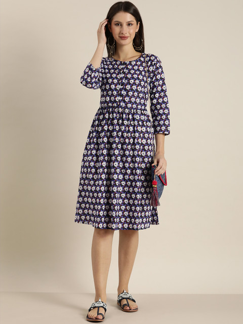 

Sangria Black & White Floral Printed Pleated Dress