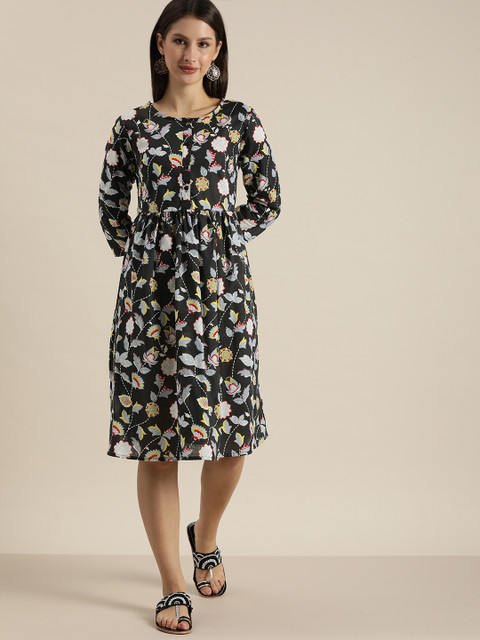 

Sangria Black & White Ethnic Motifs Pleated Midi Dress