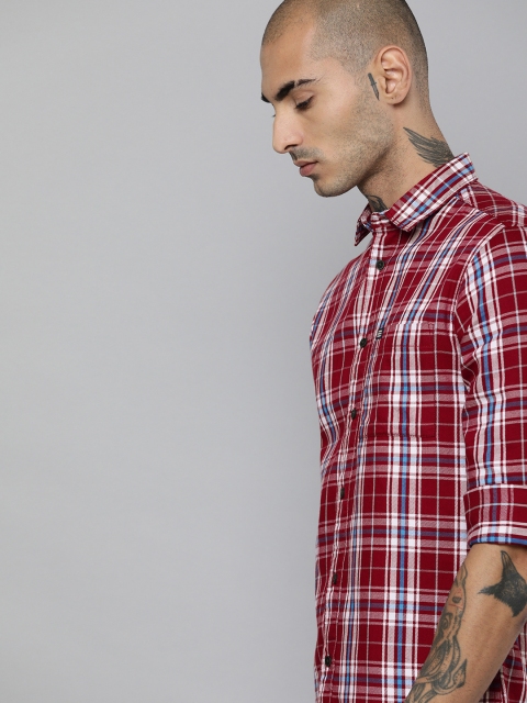 

The Indian Garage Co Men Maroon & White Slim Fit Checked Casual Shirt