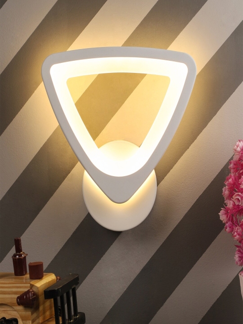 

MFD HOME FURNISHING White Iron Contemporary Wall Lamp