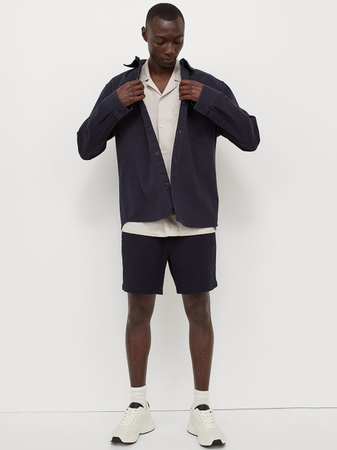 

H&M Men Blue Solid Seersucker Shorts