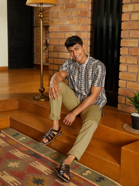 

Levis Men Beige Tapered Fit Chinos