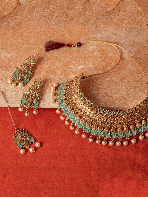 

ANIKAS CREATION Green Gold-Plated Kundan-Studded & Beaded Jewellery Set