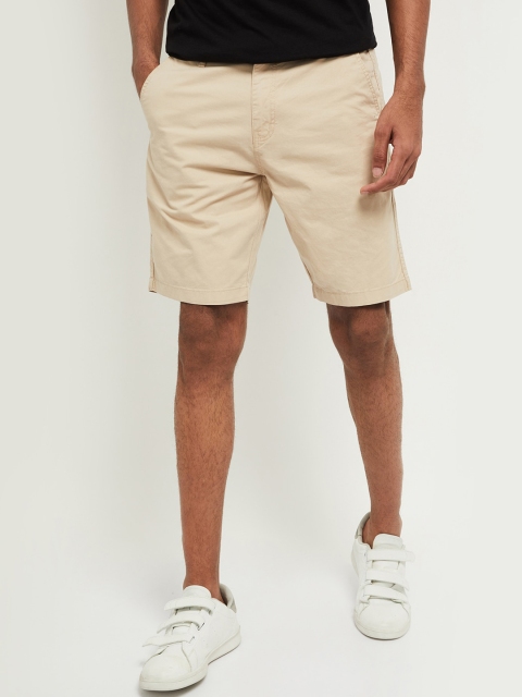 

max Men Beige Mid-Rise Chino Shorts