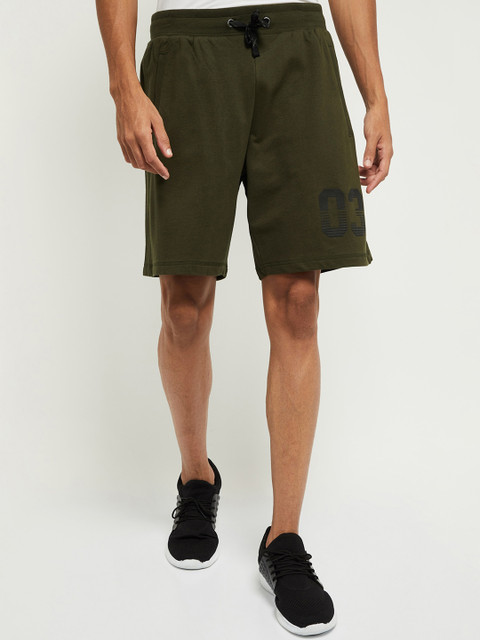 

max Men Green Solid Mid-Rise Regular Shorts