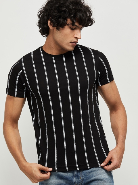 

max Men Black Vertical Striped Slim Fit T-shirt