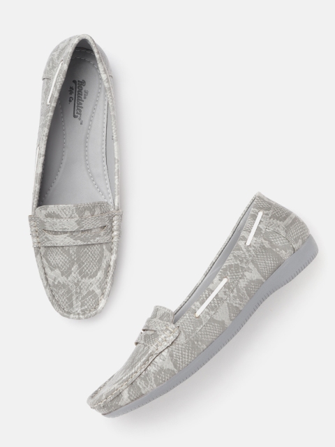 

Roadster Women Grey Snakeskin Textured Penny Boat Shoes