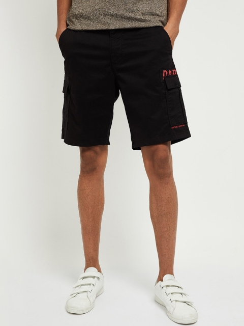 

max Men Black Mid-Rise Cargo Shorts