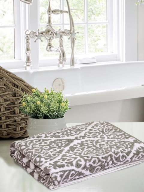 

DREAM WEAVERZ Grey & White Printed Cotton Bath Towel