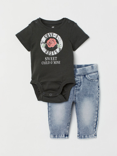

H&M Girls Grey & Black 2-piece printed set