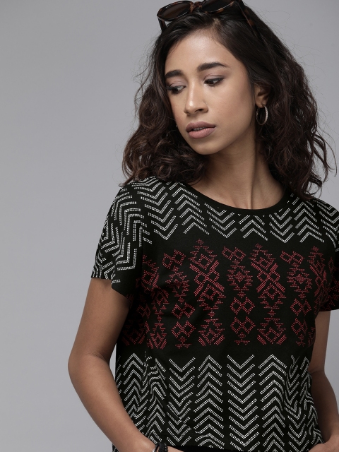 

Roadster Women Black & White Geometric Printed Pure Cotton Boxy Cropped Top