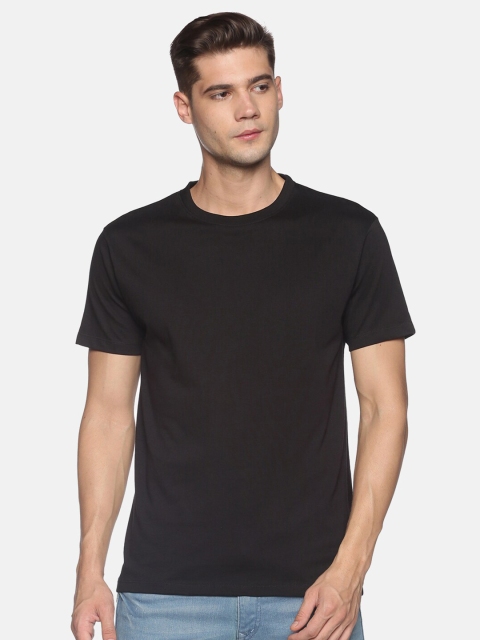 

MASH UNLIMITED Men Black Solid Slim Fit T-shirt