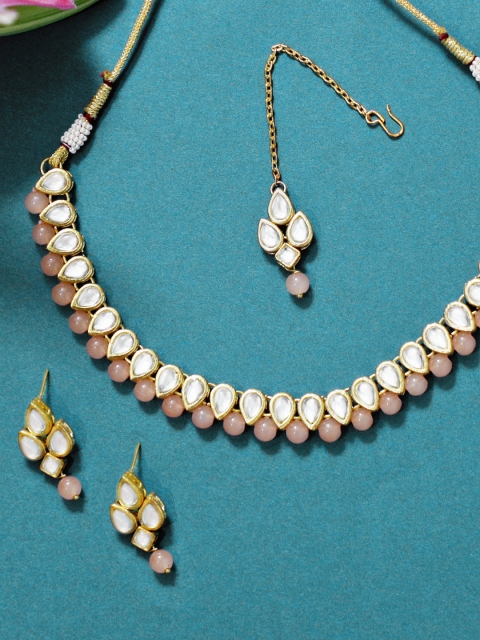 

KARATCART Gold-Plated Peach-Coloured & White Kundan-Studded & Beaded Handcrafted Jewellery Set