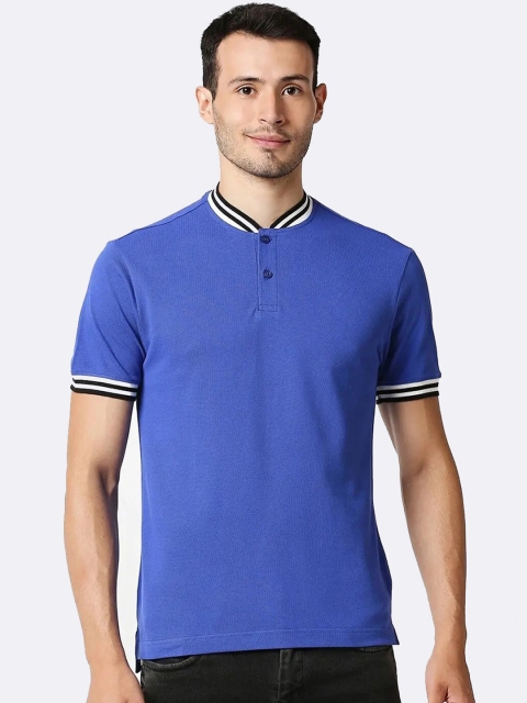 

Bewakoof Men Blue Solid Mandarin Collar T-shirt
