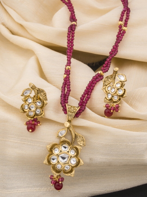 

Alankruthi Maroon Gold-Plated Kundan Studded & Beaded Jewellery Set