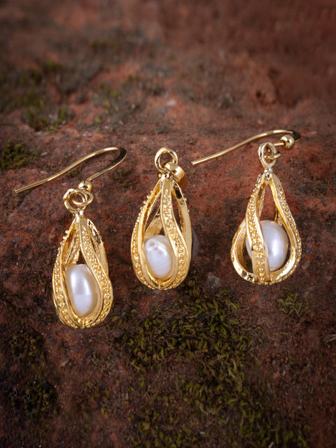 

Alankruthi Gold-Plated Pearl Pendant Set