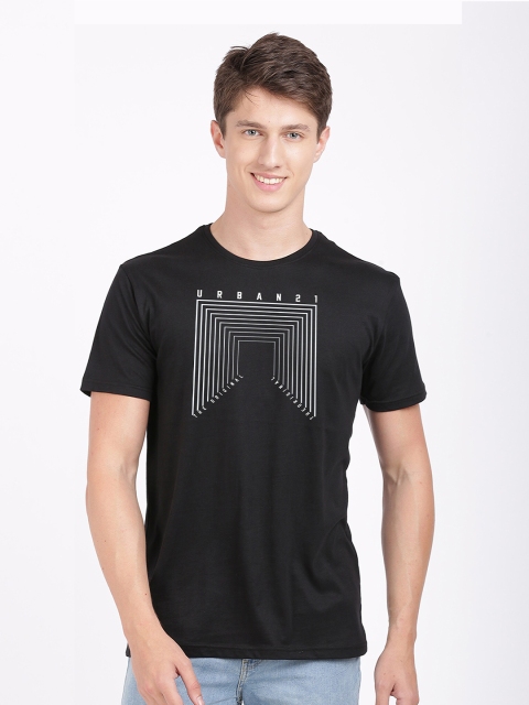 

MASH UNLIMITED Men Black & White Typography Printed Slim Fit T-shirt