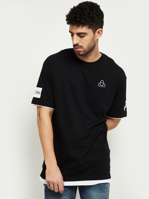 

max Men Black Applique T-shirt