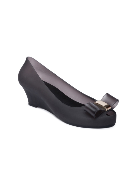 

CERIZ Black Wedge Pumps with Bows