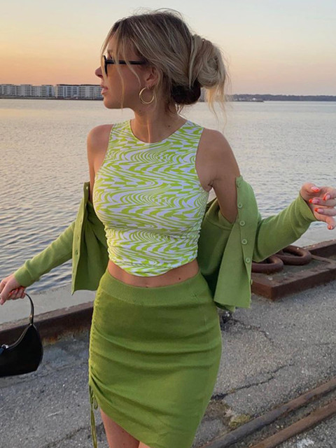 

URBANIC Green & White Abstract Print Fitted Crop Top