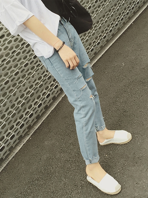 

URBANIC Women Blue Mildly Distressed Jeans