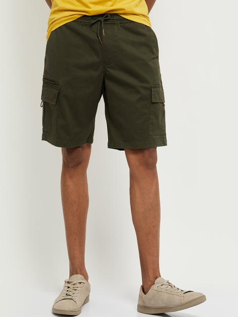 

max Men Green Mid-Rise Cargo Shorts