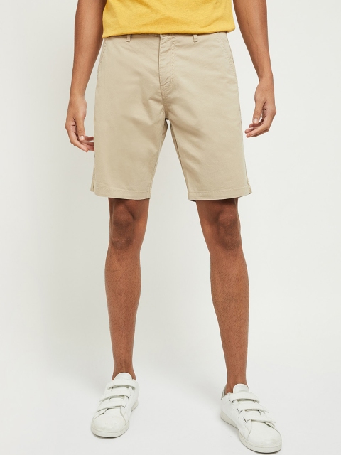 

max Men Beige Mid-Rise Chino Shorts