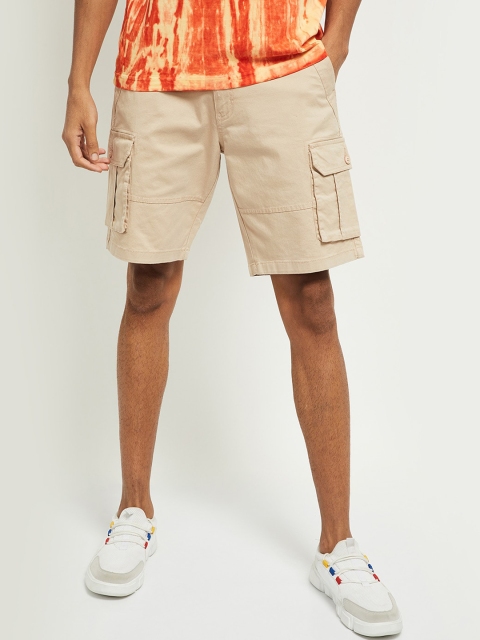 

max Men Beige Mid-Rise Cargo Shorts