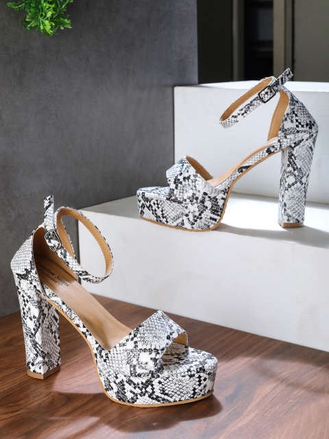 

LONDON STEPS White Printed Block Pumps