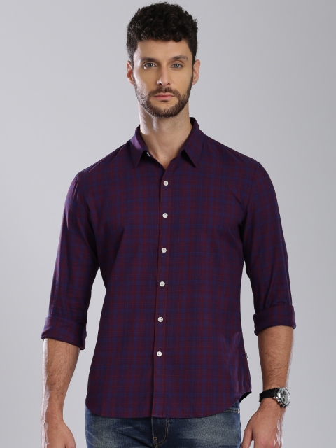 

Levis Men Maroon Regular Fit Checked Casual Shirt