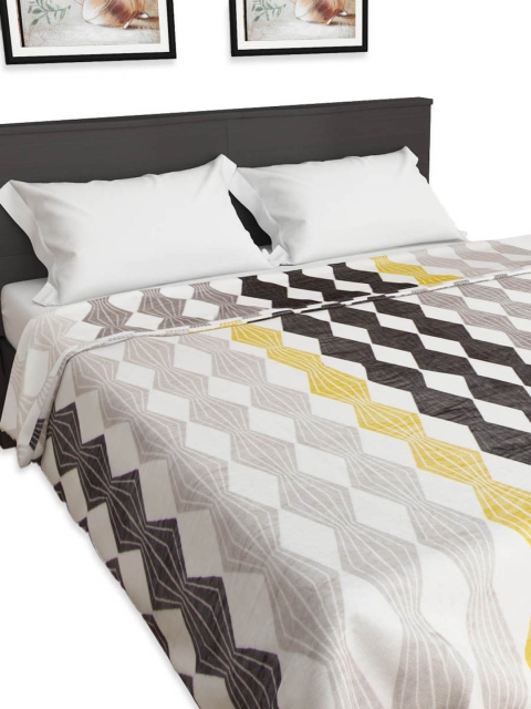 

Home Centre Red Summer 260 GSM Double Bed Quilt