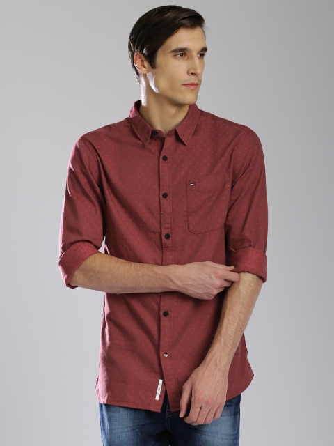 

Tommy Hilfiger Men Maroon Slim Fit Conversational Pattern Casual Shirt