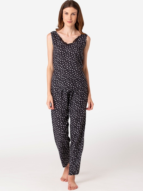 

Fluffalump Women Black & White Printed Night suit