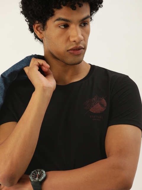 

SINGLE Men Black Solid Round Neck Slim Fit T-shirt With Pink Graphic Pattern on Side