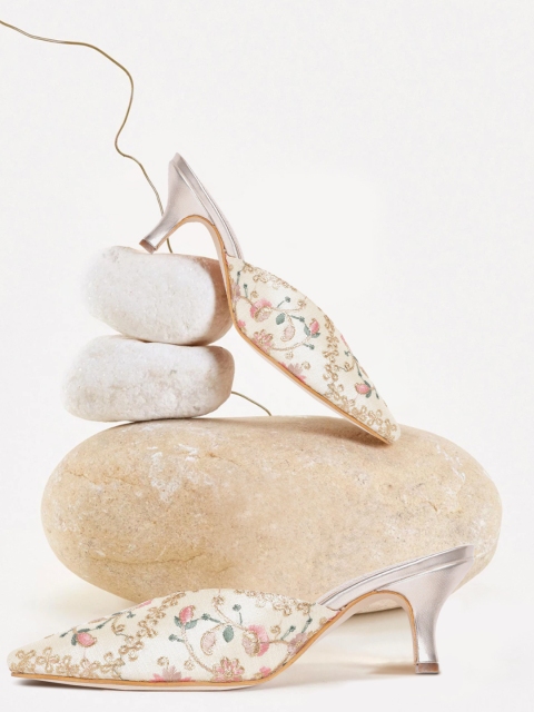 

House of Pataudi Women Beige & Gold-Toned Embellished Handcrafted Kitten Mules & Pouch