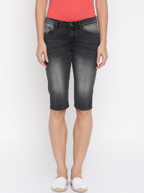 

Jealous 21 Black Denim Capris