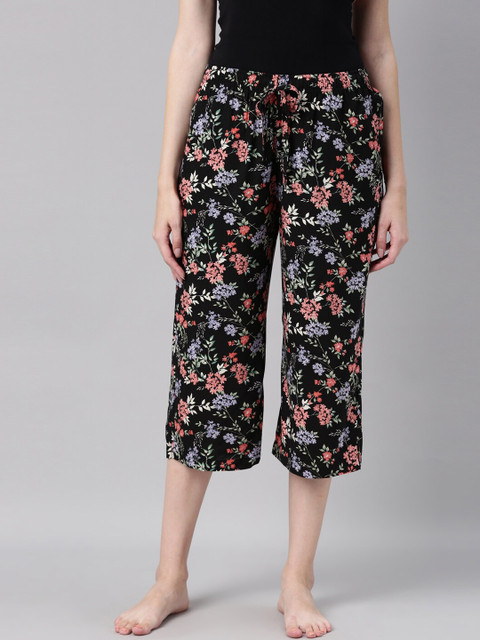 

Go Colors Women Black & Pink Floral Printed Mid-Rise Capris