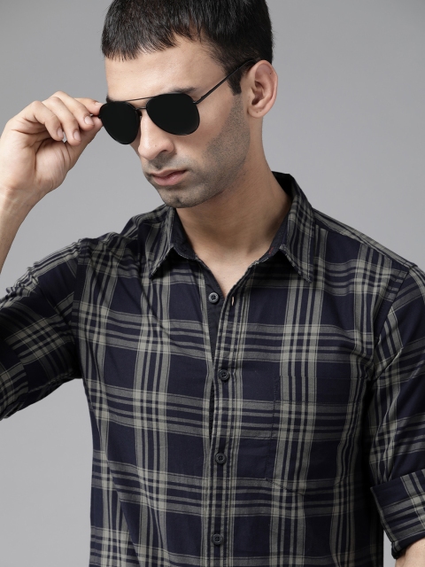 

Roadster Men Navy Blue & Taupe Pure Cotton Checked Casual Shirt