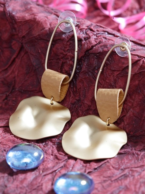 

DIVA WALK Gold-Toned & Brown Handcrafted Contemporary Drop Earrings