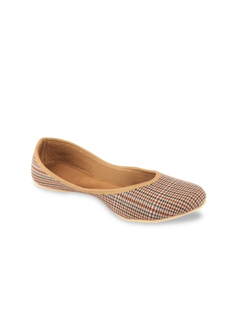 

DESI COLOUR Women Beige & Black Checked Mojaris