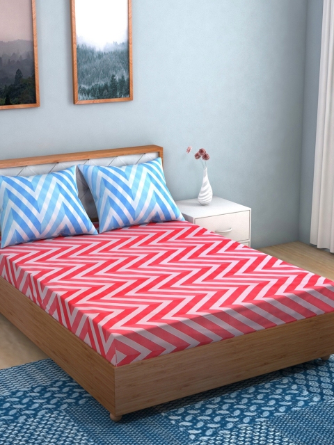 

Niamh by Tag 7 Pink & White Geometric 144 TC King Bedsheet with 2 Pillow Covers